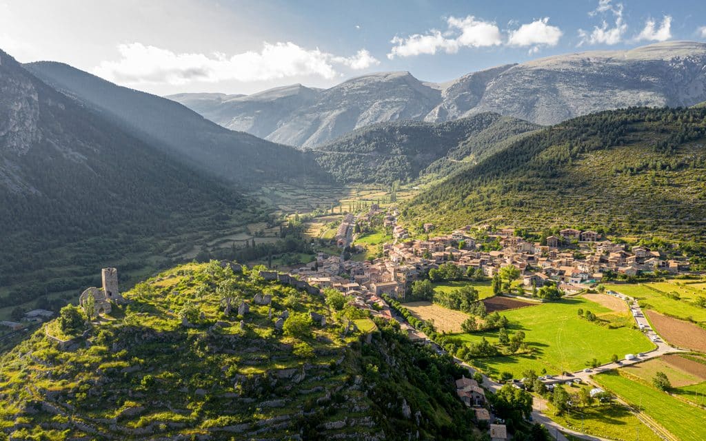 Panoramic view of the Vall de Gósol, surrounded by mountains and green landscapes in the Catalan Pyrenees.